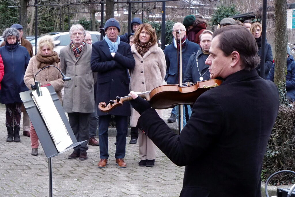 Aanwezigen tijdens de Holocaust Memorial Day